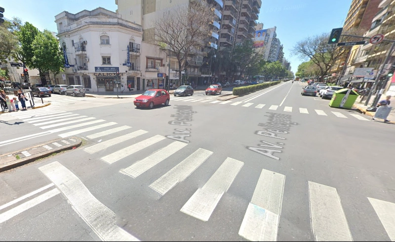 Choque entre taxi y auto en Pellegrini y Maipú: denuncian semáforo en rojo.