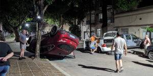Vuelca tras chocar en barrio Jorge Cura