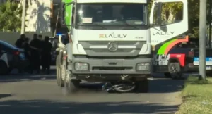Zona del siniestro donde una ciclista fue atropellada por un camión en Rosario