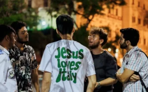 Grupo de jóvenes cristianos durante una actividad en Italia