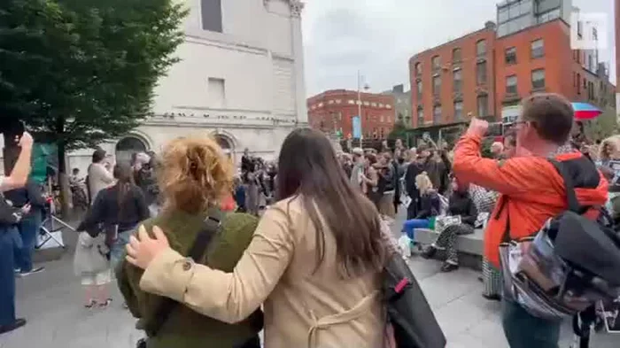 Fanáticos de la artista recientemente fallecida se juntaron en el City Hall de Dublín este domingo y cantaron "Nothing Compares 2U" en su honor. 