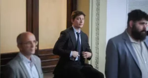 Cierran una cuenta de X de Caputo por contenido violento