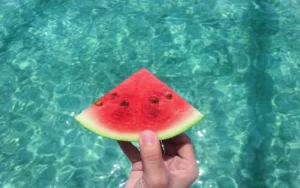 Cinco alimentos esenciales para cuidar tu salud en verano