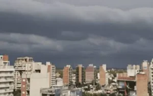 Clima en Rosario: Lanzan doble alerta, una por tormentas y otra por vientos