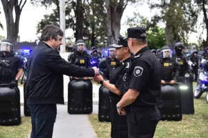 Cococcioni entregó móviles policiales al personal de la Unidad Regional II