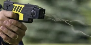 Patrullero y debate sobre uso de Taser en Santa Fe