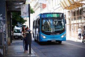 Colectivos de Rosario suman carteles laterales para más seguridad