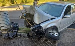 choque de un auto en Eva Perón y Wilde
