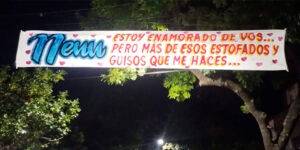Colocó 25 pasacalles en 38 cuadras para pedirle perdón a su ex.