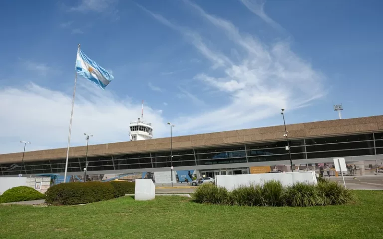 Aeropuerto: comenzaron a instalar las mangas de embarque