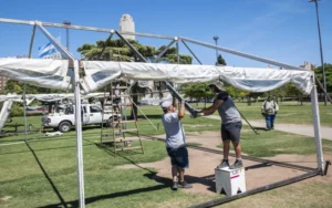 Comenzó el armado de carpas y stands para las colectividades