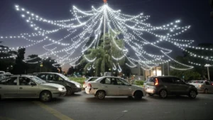 Comienzan los preparativos para el armado del árbol de Navidad de Oroño y Pellegrini.
