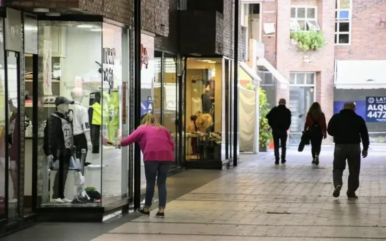 Comerciantes del centro de Rosario aseguran que no repuntan las ventas