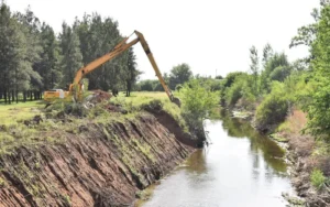 Comienzan las obras para sanear una parte del arroyo Ludueña