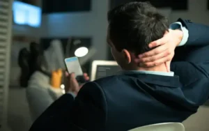 ¿Cómo afecta el uso prolongado de dispositivos electrónicos a la salud cervical?