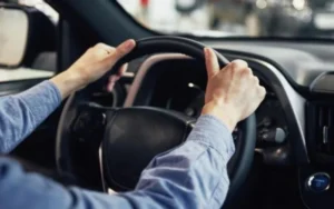 ¿Cómo autorizar a un tercero a manejar mi auto sin cédula azul?