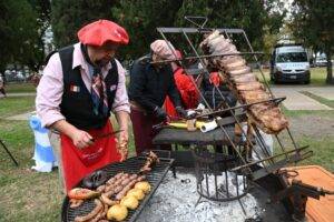 Una competencia de asadores en las afueras de Rosario propone una jornada distinta para disfrutar del ritual del fuego, con música, feria y actividades pensadas para toda la familia.
