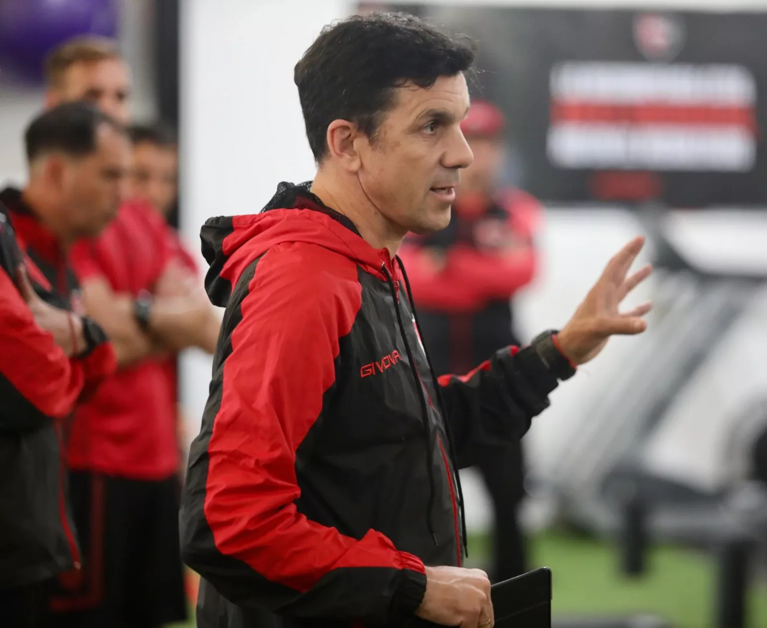 Larriera dio su primera conferencia como entrenador leproso