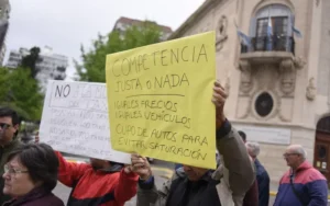 Protestas frente al Concejo Municipal de Rosario durante el debate por Uber