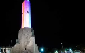 Concientizar sobre epilepsia: El Monumento a la Bandera se ilumina de violeta