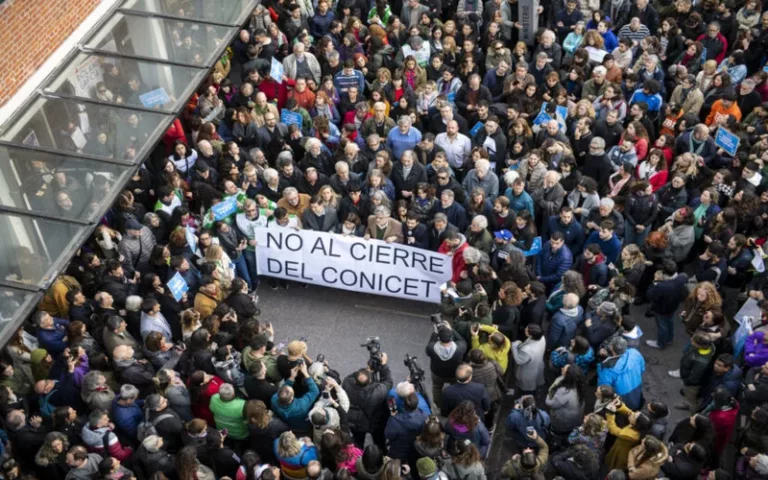En rechazo a los despidos, CONICET realiza una marcha
