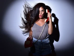 Connie Ballarini trae su humor a la ciudad