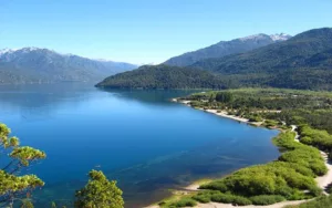 Conocé el pueblo con imponente lago dentro de la Cordillera