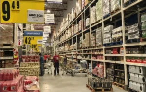 Consumo: Las familias hacen compras mayoristas para llegar a fin de mes