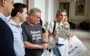 Continúa la devolución de placas de bronce que habían sido robadas en cementerios de la ciudad