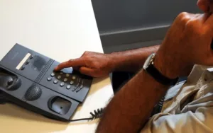 Cayó en el cuento del tío y entregó miles de dólares
