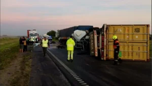 Un choque entre camiones provocó un corte en la autopista Rosario-Buenos Aires