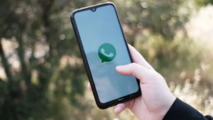 Crearon un bot de WhatsApp para escaparte de citas aburridas