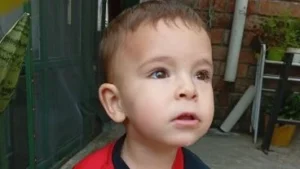 Patrullero y móviles policiales en la escena de un crimen