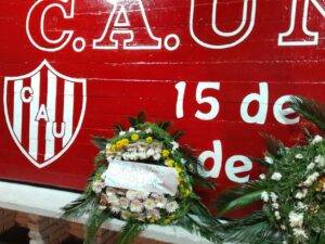Coronas funerarias en el ingreso del club Unión