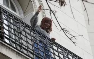 Cristina Kirchner suspendió el banderazo frente a su casa y criticó a Bullrich