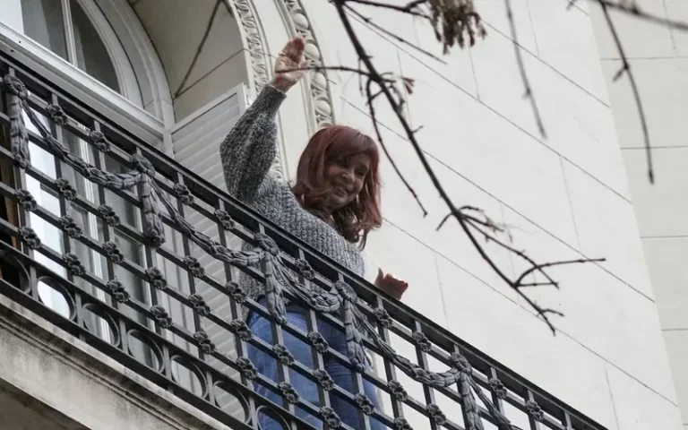 Cristina Kirchner suspendió el banderazo frente a su casa y criticó a Bullrich