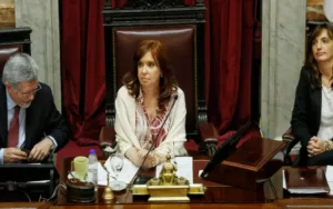Cristina entiende que LLA debe hacerse cargo de las Cámaras