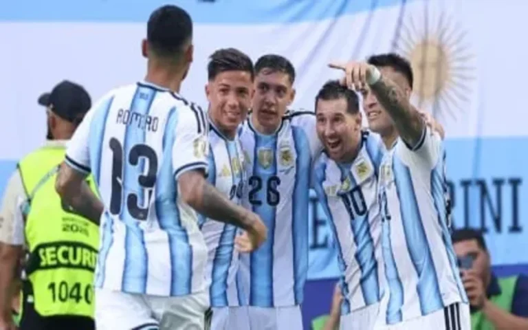 La Selección Argentina superó por 3-2 a Egipto en Atlanta, en el marco de los octavos de final del Mundial 2026. La Albiceleste sigue avanzando en la fase de eliminación directa en busca de defender el título del mundo que obtuvo en Qatar. Tras superar esta instancia, el equipo capitaneado por Lionel Messi ya conoce cómo seguirá su camino. Mirá también Cuartos de final del Mundial 2026: fechas, horarios y partidos Cuándo vuelve a jugar la Selección Argentina tras ganarle Egipto Luego de superar a Egipto en octavos, la Selección Argentina volverá a jugar por los cuartos de final el próximo sábado 11 de julio, a partir de las 22, en Kansas City. El rival en la siguiente fase será el vencedor del duelo que protagonizarán Colombia y Suiza este mismo martes a las 17. El partido se podrá seguir en vivo en la Argentina y todo el mundo a través de la pantalla de TyC Sports: Canales 22 (SD) y 101 (HD) de Flow Canales 629 (SD) y 1629 (HD) de DirecTV Canales 106 (SD) y 1016 (HD) de Telecentro Canal 105 (HD) de Claro TV Para ver el partido online tenés que acceder a TyC Sports Play haciendo clic en play.tycsports.com. Si aún no lo hiciste, debés registrarte de manera gratuita en simples pasos y luego asentar la cuenta de tu cableoperador. ¡Muy fácil!