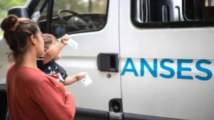 Cuándo se cobra la AUH y Tarjeta Alimentar de mayo