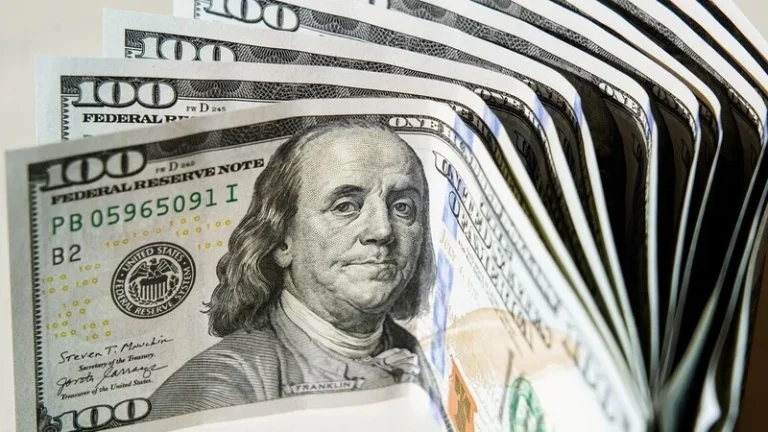 Cuánto bajó el dólar tras el triunfo de La Libertad Avanza