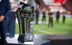 Hinchas en la tribuna durante un partido de Copa Argentina