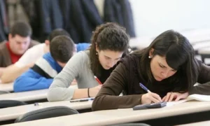 Estudiantes caminan por el centro de Rosario