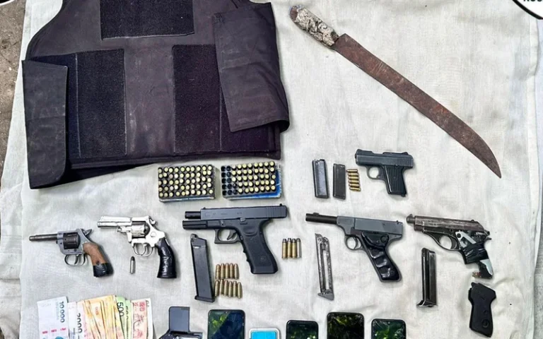 Cuatro detenidos por portación ilegal de armas y material balístico