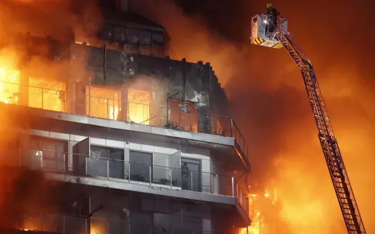 Cuatro muertos tras el incendio de un edificio en Valencia