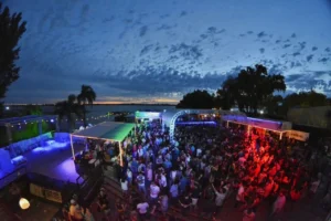 Cumbia y río en Rosario: noche de verano frente al Paraná.