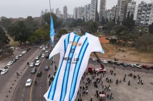 La camiseta gigante de Messi vuelve a sobrevolar el Monumento