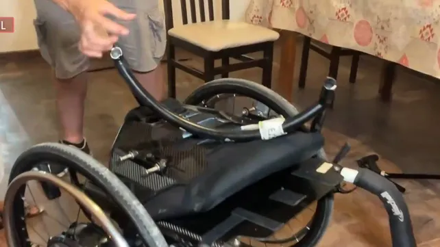 Dañaron en Ezeiza la silla de ruedas vital para Matías Bottoni.