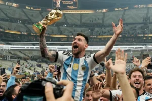 Lionel Messi con el Premio Princesa de Asturias de los Deportes