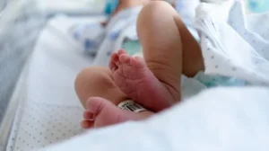 operan a la bebé quemada en una cesarea