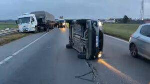 Demoras en la autopista Rosario-Buenos Aires por un vuelco
